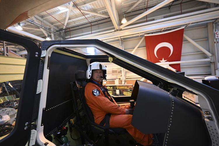 <p>Güvenlik güçlerinin ihtiyaçlarını karşılayan, yurt dışına da ihraç edilen ATAK helikopterinin 5 ton olduğuna işaret eden Ateş, "Bu onun abisi, 'ağır abi' diyoruz, 11,5 ton. Mühimmat kapasitesi olarak da yeni helikopterimiz onun 3-4 katı. Oldukça büyük. Bu bambaşka bir helikopter oldu." dedi.</p>
<p> </p>
