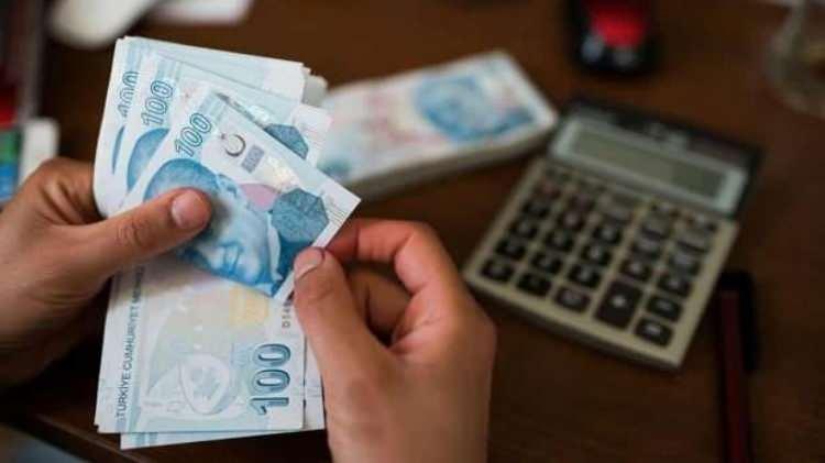 <p>Emekliler, ocak ve temmuz aylarında olmak üzere yılda iki kez, geçmiş 6 aylık enflasyon oranında zam alıyor. Hükûmet, bu zamma ek olarak ‘refah payı’ uygulamasına gidebiliyor. </p>
