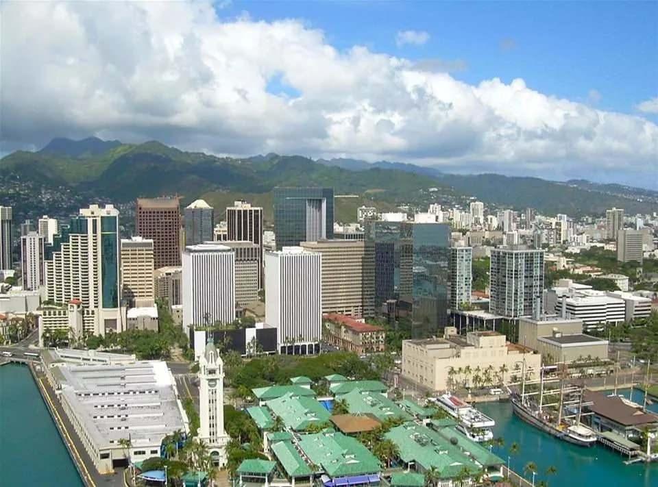 <p><strong>Dünyanın en büyük şehri hangisidir?</strong></p>
<p>Resmi olarak Honolulu... . Hawaii eyaletinde 1907’de çıkarılmış bir yasaya göre Honolulu Şehri ve Honolulu İdari Bölgesi (County) aynı yeri ifade ediyor bu Honolulu şehrinin Büyük Okyanus’ta 2,400 km boyunca uzanan Kuzeybatı Hawaii adalarının kalanını da kapsadığı ve 5,509 km2’yle en büyük yüzölçümüne sahip şehir olduğu anlamına geliyor. Dünyanın en kalabalık şehri ise 12,8 milyonluk nüfusu ve 440 km2lik yüzölçümüyle Mumbai’dir: Km2 başına 29,042 kişi! Eğer bütün anakent alanı dahil edilirse en kalabalık şehir, 13,500 km2 üzerinde yaşayan 35,2 milyon kişiyle Tokyo olur.</p>
<p> </p>