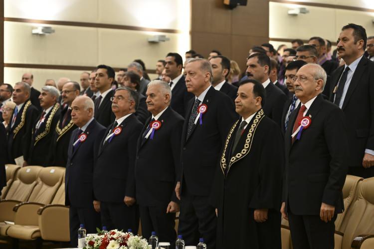 <p>Cumhurbaşkanı Erdoğan'ın salondaki yerini alırkan Kılıçdaroğlu'nun elini sıkmaması dikkat çekti. </p>
