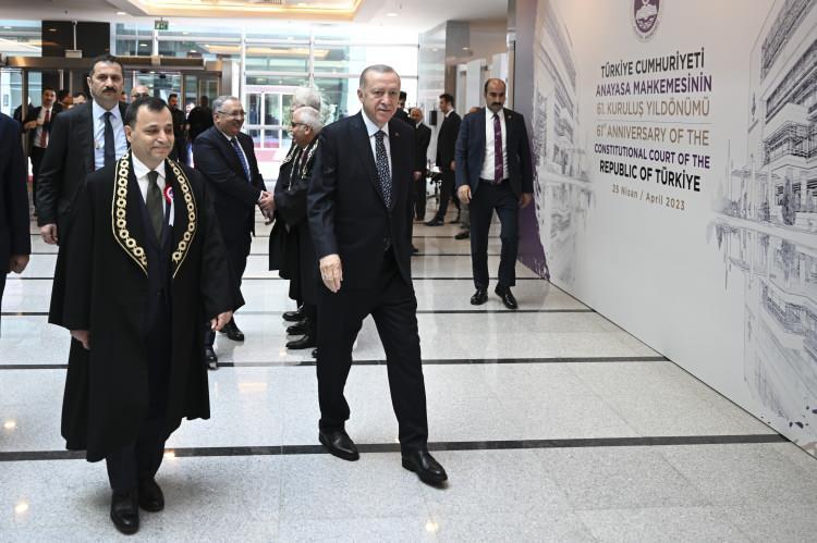 <p>Anayasa Mahkemesinin (AYM) 61. Kuruluş Yıl Dönümü Töreni, Cumhurbaşkanı Recep Tayyip Erdoğan'ın da katılımıyla Yüce Divan Salonu'nda gerçekleştirildi.</p>
