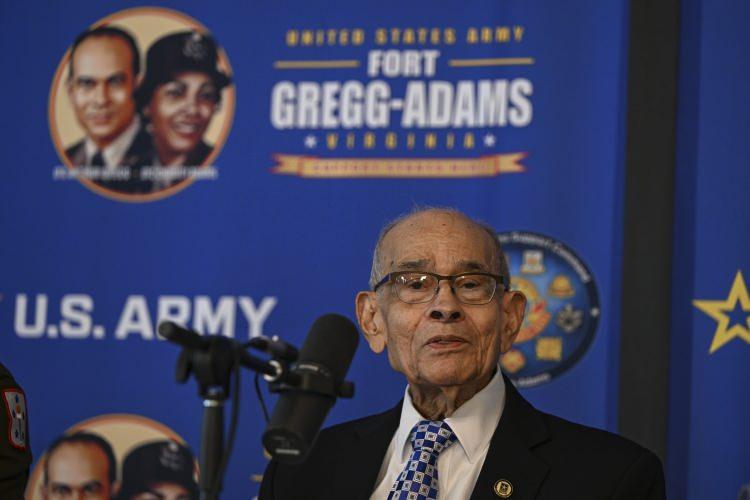 <p>Gregg, tören sonunda Adams'ın yakınlarıyla birlikte tesisin yeni isminin yazdığı büstün önünde hatıra fotoğrafı çektirdi.</p>