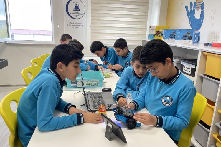 <p>Elazığ'da hayata geçirilen "Minik Hafızlar El-Cezeri’nin İzinde Projesi" kapsamında kurulan robotik ve kodlama atölyesinde imam hatip okulu öğrencileri eğitim görüyor.</p>
