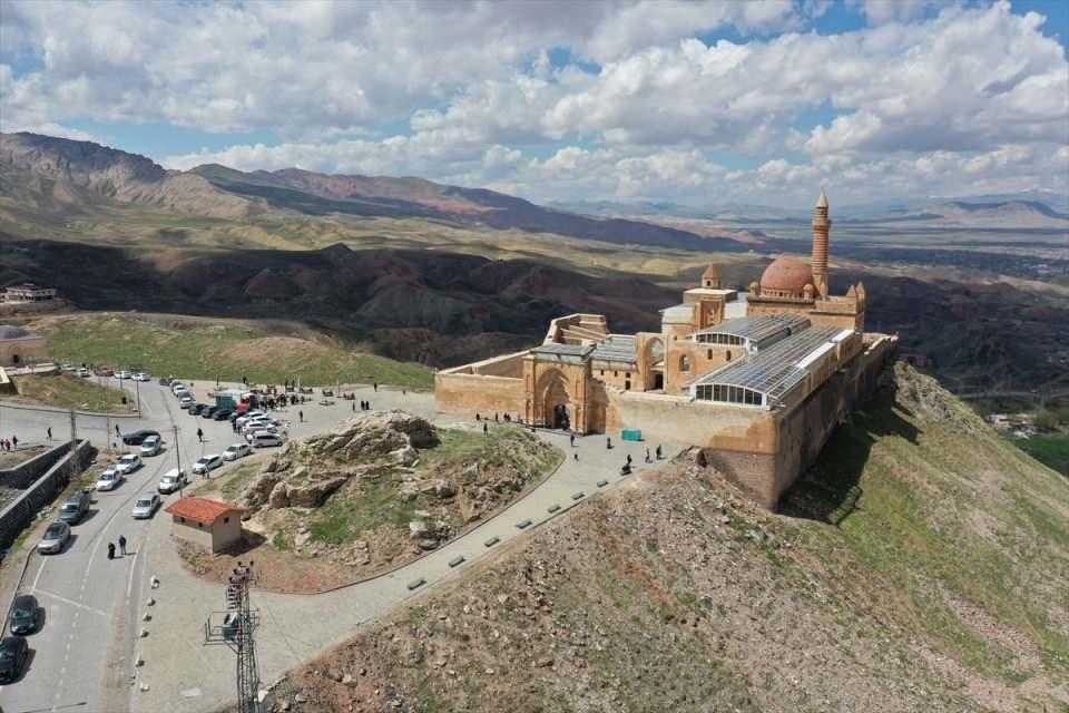 <p>Bayram tatili sürecinde İl Kültür ve Turizm Müdürlüğü verilerine göre, yaklaşık 8 bin ziyaretçi tarihi saraya geldi.</p>
<p> </p>