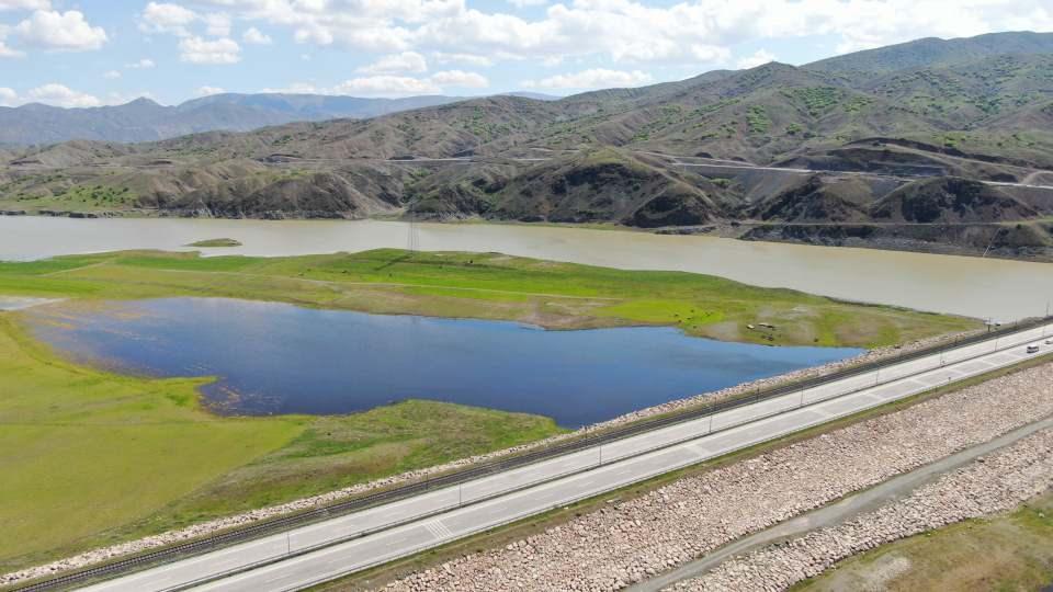 <p>Burası Murat Nehri olmaktan çıkmış küçük bir dere gibiydi. Hayvanların otlandığı yerde buğday ve arpa vardı. Bir aydır şiddetli yağışın ardından Murta Nehri iyice yükseldi” diye konuştu.</p>
