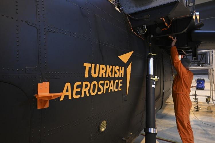 <p>Kobra helikopterlerinde Silahlı Kuvvetlerde yoğun uçuşlarımız oldu. Bu helikopter artık zirve oldu benim için çünkü çok büyük. Gerçekten inanılmaz büyük bir helikopter. Başlangıçta bu kalkar mı acaba diye düşünürken havaya kalkınca da inanılmaz stabil durduğunu gördük. Çok stabil, motor-rotor entegrasyonu çok iyi, uyumu çok güzel. Bu cüssesine rağmen çok stabil, çok iyi bir helikopter."</p>

<p> </p>
