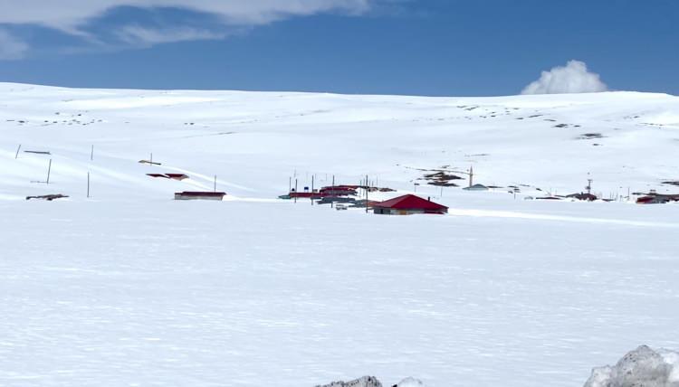<p>Ardahan'da yayla evleri, halk pazarı, lokanta ve kıraathanelerin bulunduğu yaklaşık 300 haneli turistik Bülbülan Yaylası’nda bu yıl hava sıcaklıkları mevsim normallerinin altında seyredince kar erimedi. </p>
