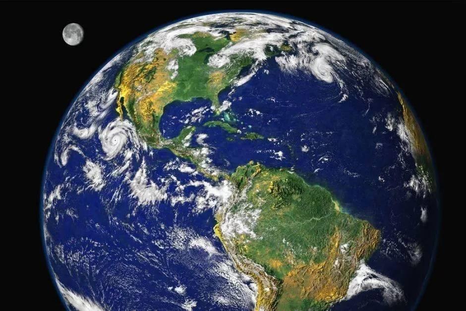 <p>Herkesin aynı anda 30 santim yüksekliğe zıplayıp geri indiği düşünülse bile, Dünya'nın yerini 1 hidrojen atomunun büyüklüğünün 100'de 1'i kadar değiştirebiliyoruz, o da çok kısa bir süreliğine, Dünya geri eski yerine neredeyse anında geliyor.</p>
<p> </p>