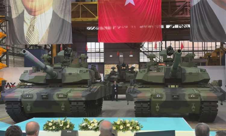 <p>Türkiye'nin üçüncü nesil ana muharebe tankı Altay, Türk Silahlı Kuvvetleri'ne (TSK) teslim edildi.</p>
