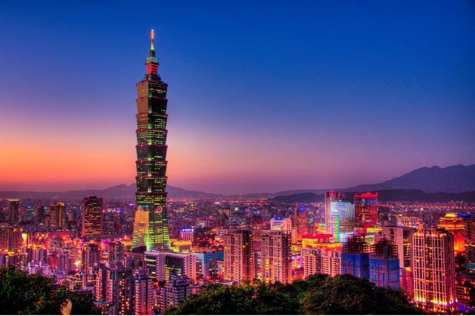 <p><strong>10- TAIPEI 101</strong><br />
<br />
Tayvan - Taipei (2004)<br />
<br />
508 metre yüksekliğinde ve 101 kat bulunuyor</p>