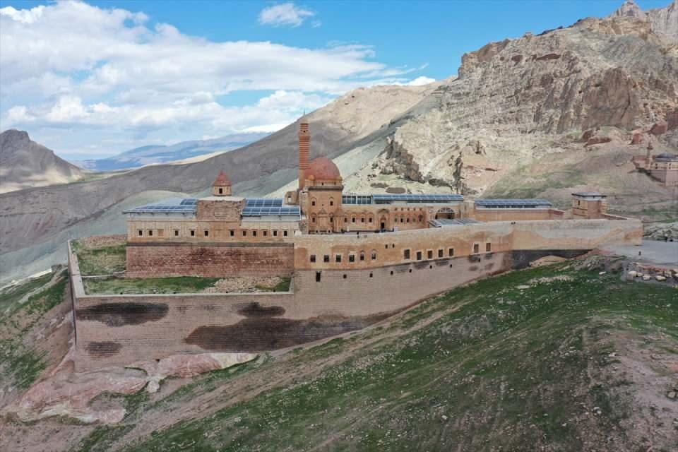 <p>Ziyaretçiler, sarayın yanı sıra Eski Bayezid Camisi, Doğubayazıt Kalesi'nden geriye kalan surlar ve İslam alimi Ahmed-i Hani'nin türbesini de gezdi.</p>
<p> </p>