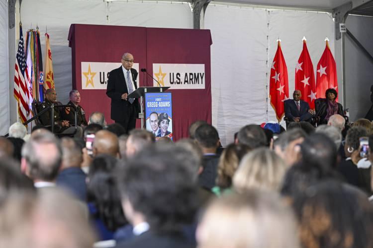 <p>Tesise ismi verilen siyahi kadın yarbay Charity Adams'ın, ABD Ordusunda rütbe alan ilk Afrika kökenli Amerikalı olduğu, 1918 doğumlu siyahi kadının 2022 yılında vefat ettiği belirtildi.</p>