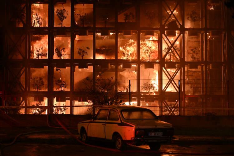 <p>AFAD'ın Twitter hesabından yapılan açıklamada, Narlıdere'deki bir sitede devam eden yangının itfaiye, AFAD, Orman Genel Müdürlüğü ve polis ekiplerince toplumsal olaylara müdahale araçlarıyla (TOMA) söndürülmeye çalışıldığı belirtildi.</p>