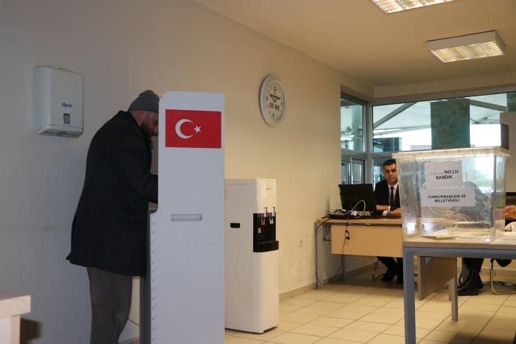 <p>Yurt dışında yaşayan Türk vatandaşlarının oy kullanacağı noktalardan biri olan İstanbul Havalimanı'nda oy verme işlemlerinin başlamasına saatler kala son hazırlıklar tamamlandı.</p>
