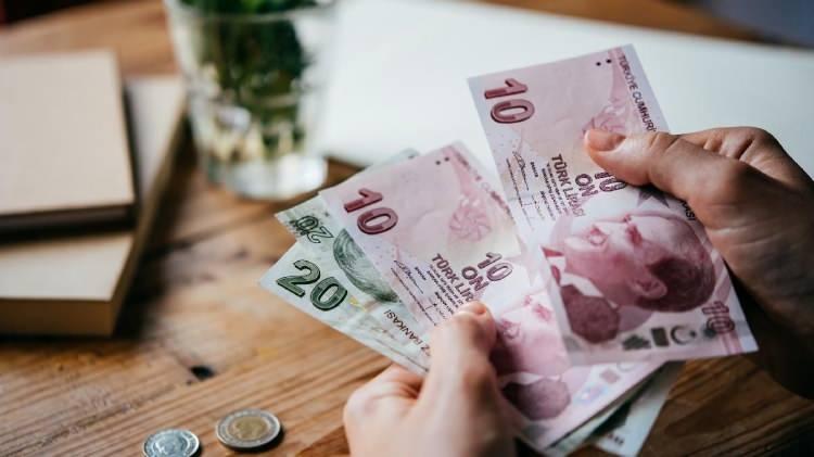 <p>EYT’de deprem bölgesinde müracaat edenlere öncelik verdiklerini kaydeden Çalışma ve Sosyal Güvenlik Bakanı Vedat Bilgin yaklaşık 1 milyon kişinin ilk maaşını aldığını söyledi. Bakan “Alamayanların kaybı yok. Hak etme günlerine göre, prim gün sayıları doldurma sayılarına göre her gün işlem yapılıyor. Ayda yaklaşık 30 bin kişiye emeklilik bağlanıyordu. Şimdi biz bu rakamı 120 bine 130 bine çıkardık. Bizim SGK personelimiz büyük bir hazırlık yaptı” şeklinde konuştu. Bakan Bilgin 1999 sonrası emekli olanlar için ise bir bir çalışma olmadığını söyledi.</p>

<p>​</p>
