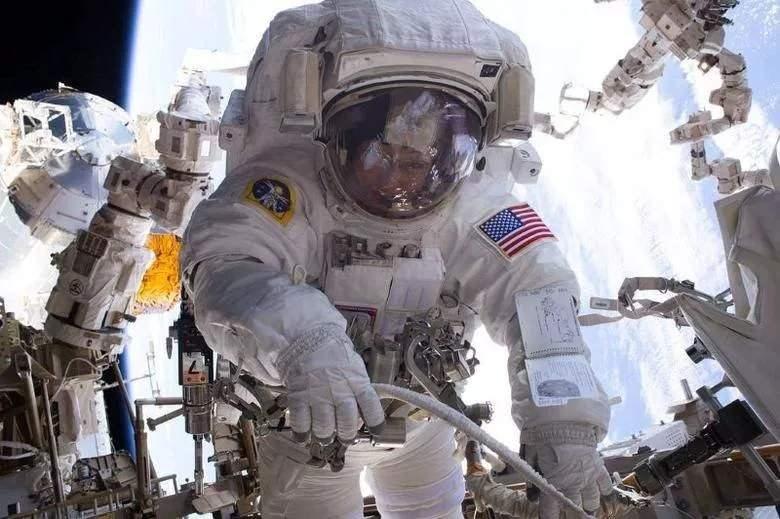 <p><strong>ASTRONOTLAR NEDEN HEP BEYAZ GİYER?</strong></p>
<p>Astronotların giydiği giysilerin Güneş'ten gelen ve uzay yürüyüşleri sırasında korunma şansının olmadığı ışınımları büyük ölçüde yansıtabilir olması için beyaz renkli olmaları gerekiyor.</p>
<p> </p>