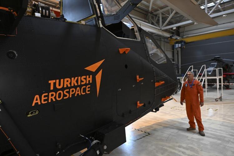 <p>1500 kilogramlık mühimmat kapasitesine sahip. 30 mm topu, 'flare'ı olacak. Kanatlarında 3 tane istasyon var. Buralara roket, hava-hava, havadan yere güdümlü füzeler, hatta bombalar takılabilecek. Helikopterin servis tavanı 20 bin fit olacak. Kokpit camları yanlar dahil zırhlı olacak. Hafif silah isabetine karşı koruyacak. Üzerindeki silahlar genelde uzun menzilli olacak. </p>
