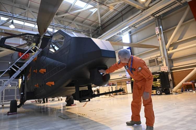 <p>Kara havacılığının yıllardır böyle bir helikopterin özlemini duyduğuna işaret eden Ateş, sözlerini şöyle sürdürdü:</p>

<p>"Ben de Silahlı Kuvvetlerde görev yaparken böyle bir helikopteri hep arzu ettim, istedim. Çünkü görev yaptığınız helikopterlerde sınırlı bir mühimmatla kalkıyorsunuz. </p>
