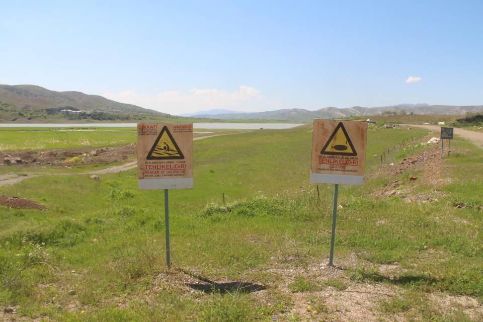 <p>Elazığ’da 3,5 ay önce çekilen görüntüde "Suya girmek yasaktır" yazısı var fakat su yoktu. Son zamanlarda bölgede etkili olan yağışlarla birlikte artık o tabeladan su görünmeye başladı.</p>
