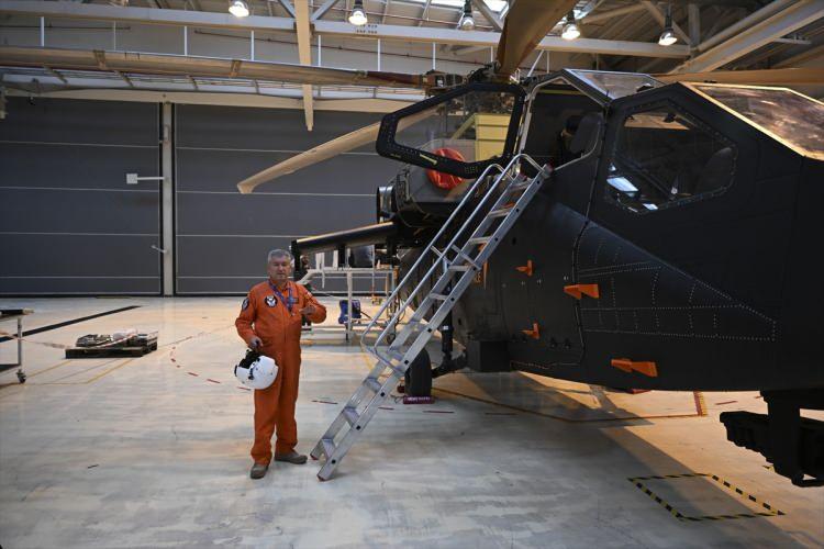 <p>Yer testleri için büyük bir binamız var, çatısı açılabiliyor. Orada gece-gündüz test yapma imkanına sahibiz. Helikopteri o binanın içerisine alıyoruz, yere bağlıyoruz kalın zincirlerle. Üzerindeki bütün dataları mühendislerimiz anlık gözlemliyorlar. </p>