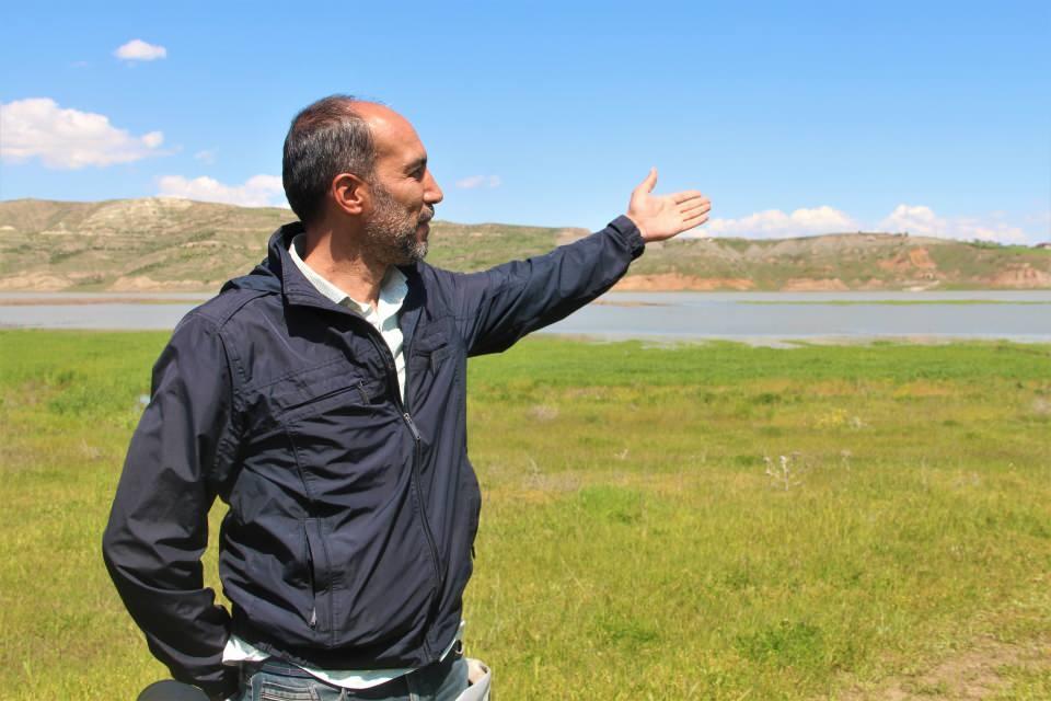 <p><strong>“Burası Murat Nehri olmaktan çıkmış küçük bir dere gibiydi”</strong><br />
<br />
Yöre sakinlerinden Şaban Ayar ise “Baktığınızda daha önceden de burada tabela vardı ama su hiç görünmüyordu. Şuanda görüldüğü üzere su çok çok yükseldi. Buralar daha önce hep buğdaydı. </p>