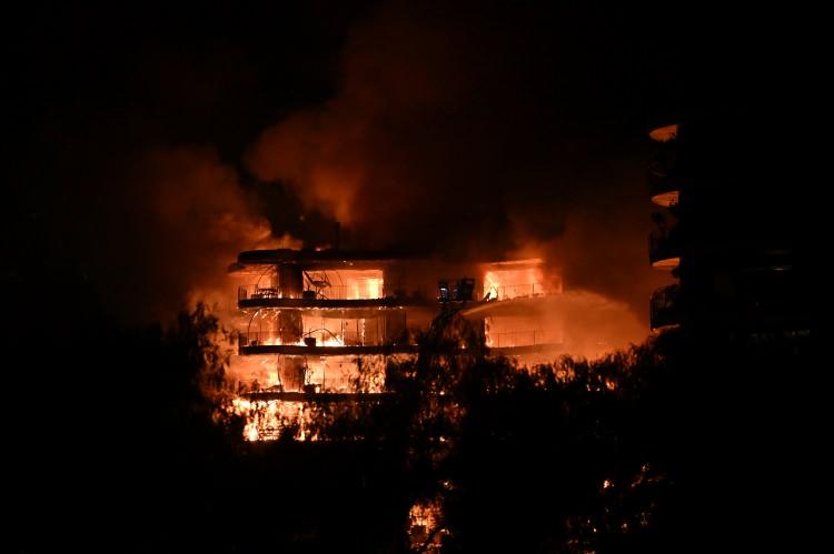<p>Köşger yaptığı açıklamada, devam eden yangını İzmir İtfaiyesi'nin söndürmeye çalıştığını ayrıca Orman Bölge Müdürlüğü ekiplerinin de sevk edildiğini söyledi.</p>