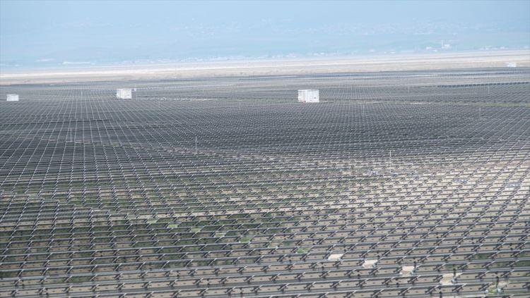 <p>Altunyaldız, Türkiye'nin yenilenebilir enerjiyi en önde yöneten ülkelerden olmak istediğini, Konya'nın da bu alanda merkez olduğunu belirterek şöyle devam etti:</p>

<p><em>"İçinde bulunduğumuz güneş enerji santrali, 20 milyon metrekare büyüklüğe sahip, 3,3 milyon panel kullanıldı. Toplam yatırım büyüklüğü 1 milyar dolar. 1350 megavatlık bir kurulu güce sahip. Alan itibarıyla Avrupa'nın en büyüğü. Üretim hacmi itibarıyla da 3 milyar kilovatsaat bir enerji. Yıllık 2 milyondan fazla nüfusun elektrik giderini karşılayabilecek. Neredeyse Konya'mızın elektrik ihtiyacının tamamına yakınını karşılayacak. Burası yapısı, büyüklüğü, yerli ve milli panelleri itibarıyla çığır açan, Türkiye'de enerji güvenliğinde çığır açan bir santral konumunda. Yeşil kalkınma stratejimiz çerçevesinde yıllık 1,5 milyon tondan fazla da karbondioksit salınımını engelleyecek bir yatırımdır. Yeşil ve güvenli bir yatırım."</em></p>
