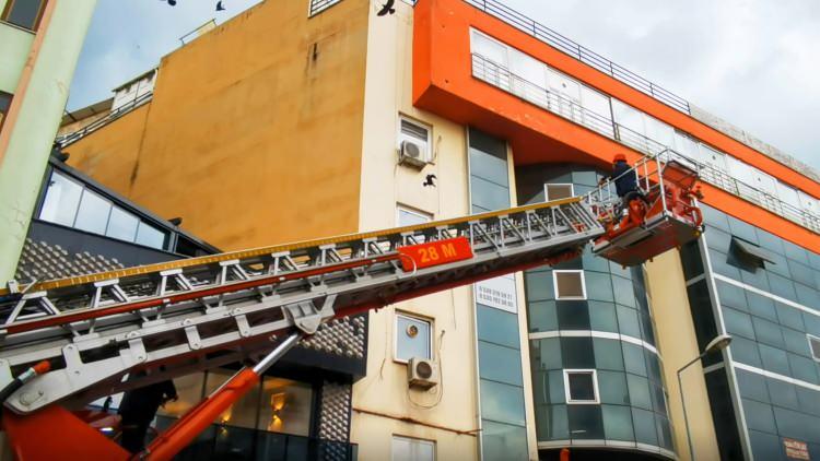 <p>Karacabey’in Tavşanlı Mahallesi Bandırma Caddesi üzerinde bulunan 5 katlı bir iş hanının 4 katında karga sesleri gelince, çevredekiler durumu ekiplere bildirdi.<br />
 </p>
