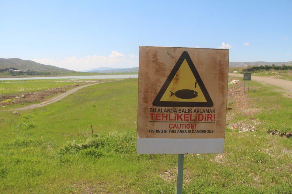 <p> Metrelerce suyun çekildiği nehir, adeta ufak bir dereye dönerken nehir havzası kenarına zamanında yerleştirilen 'Bu alanda avlanmak, yüzmek ve suya girmek yasaktır' yazısından bile artık su görülemez hale gelmişti. </p>