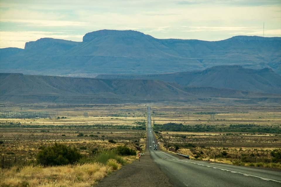 <p>Güney Afrika tarihinde ve kültüründe önemli bir yere sahip olan Karoo, uçsuz bucaksız düzlükleri üzerine dizili düz tepeli kum taşı dağ sıralarından meydana gelen özgün jeolojik yapısıyla dikkati çekiyor.</p>