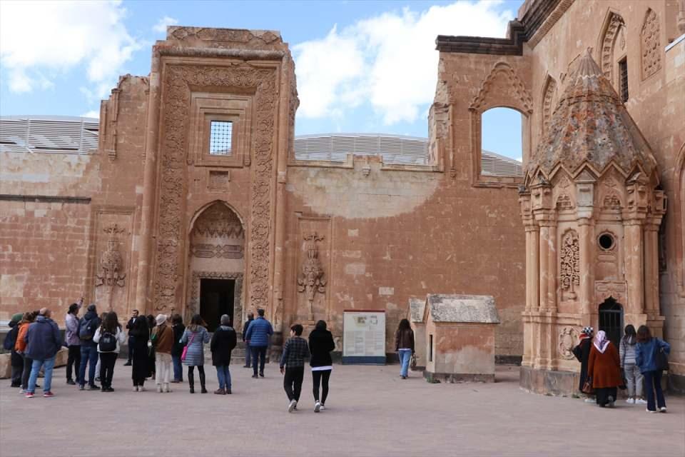 <p>Saraydaki desenlerden etkilendiğini anlatan Ünlü, cami tavanındaki süslemelerin de kendisine çok farklı geldiğini söyledi.</p>

<p> </p>
