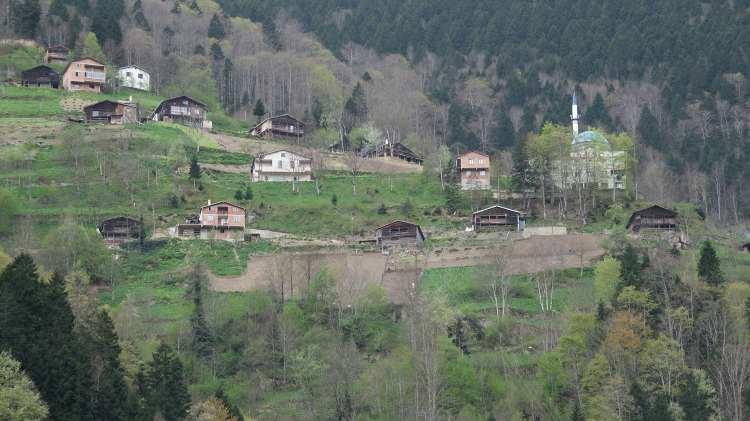 <p>Rapor sonrası belediyelerce yapı stokları mercek altına alınan 2 ilçede, risk saptanan yapılarda dönüşüm projesi ve hak sahibi ikna çalışması başlatıldı.</p>