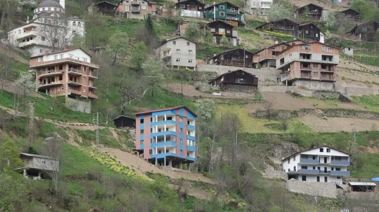 <p>Kahramanmaraş merkezli yıkıcı depremlerin ardından kentlerde yapı stoklarına ilişkin çalışmalar sürerken, AFAD tarafından hazırlanan Trabzon İl Risk Afet Azaltma Planı (İRAP) raporunda olası deprem senaryosuna göre, Kuzey Anadolu fayının geçtiği Erzincan’da yaşanabilecek büyük depremde, Trabzon’da en fazla risk altında olan Düzköy ve Çaykara ilçelerinin etkileneceği belirlendi.</p>