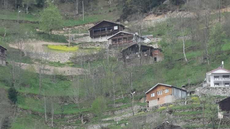<p><strong>DÖNÜŞÜM İKNA ÇALIŞMALARINA BAŞLANDI</strong></p>
<p><br />
<br />
Depremden en fazla etkileneceği tahmin edilen diğer ilçe Çaykara’nın güneydoğusundaki alanlardaki yerleşim yerleri için ise tehlike potansiyeli taşıdığı ortaya kondu. Raporu inceleyen uzmanlar, yapıların mühendislik hizmeti alınmadan inşa edildiğine dikkati çektiği ilçelerde, olası depremin ciddi hasara neden olacağını söyleyerek, önlem alınması önerdi. Rapor sonrası belediyelerce yapı stokları mercek altına alınan toplam 26 bin 282 nufüsa sahip 2 ilçede, risk saptanan yapılarda dönüşüm projesi ve hak sahibi ikna çalışmalarına da başlandı.</p>