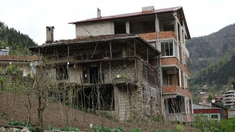 <p><strong>ÇAYKARA VE DÜZKÖY ODAK NOKTASI’</strong></p>
<p><br />
<br />
Kentin her bölgesini depreme karşı dayanıklı hale getirmek için eski yapıların incelenmesi gerektiğini söyleyen Prof. Dr. Altunışık, “Öncelikle kamu binaları ve 2000 yılından önce inşa edilmiş ve imar barışından faydalanan binalardan başlamamız gerekiyor. ‘İl Risk Afet Azaltma Planı’ kapsamında ilimizin deprem açısından bazı tehlikeli ilçeleri var. Bunlar Düzköy ve Çaykara olarak belirlendi. Dikkat ederseniz buralarda yığma taşıyıcı sisteme sahip binalar, el yordamıyla herhangi bir mühendislik hizmeti almadan yapılmış yapılar var. Bu yapılarımızın risk altında olduğunu görüyoruz. İRAP’ta Erzincan’a yakınlığı açısından Çaykara ve Düzköy ilçeleri odak noktası gösterilmiş” diye konuştu.</p>