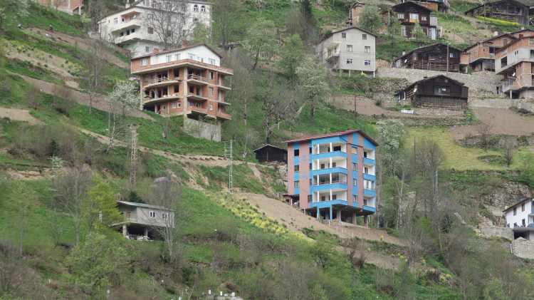 <p><strong>‘DEPREM OLURSA HİSSEDİLMESİ KAÇINILMAZ OLACAK’</strong></p>
<p><br />
<br />
Çaykara Belediye Başkanı Hanefi Tok, Kahramanmaraş merkezli depremleri ilçede hissettiklerini ifade ederek “Geçmişe baktığımızda ilçemizde, 1924’lü yıllarda Erzurum’daki depremde yaklaşık 700’e yakın bina yıkılmış. O günden bu güne gerek yapı stoku, inşaat kalitesi artmış durumda. Yaklaşık 100 sene önceki yapılar nihayetinde balçık ve çamurdan yapılmıştı. Bugün statik açısından demiri, betonu, kalite açısından güzel belki ama o dönemdeki tek katlı binalar bugün 5 katlı binalara çıktı. Üçüncü derece olan bir bölgede yaşıyoruz. Coğrafya çok yakın, Maraş’taki hem gece hem gündüz olan depremi hissettik. Erzincan'da olası deprem, hem il hem ilçemizde de kaçınılmaz olacaktır. Şu an ilçede 20 bin yapı stokumuz var. Bunlar arasında bir tane çamurlu binamız yoktur. Daha çok ahşap, kültürümüzü yansıtan evlerimiz var" diye konuştu.</p>