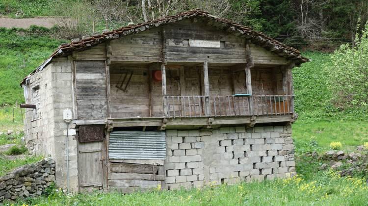 <p>Çaykaralı Alaattin Yıldız da, “Güneydoğu’da olan deprem burada olsa, bir tane bina ayakta kalmaz. Heyelan ise bir başka sorun. Kendime ev yaptığımda sağlam yapmaya uğraşıyorum" diye konuştu.</p>