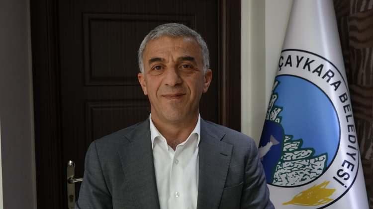 <p><strong>‘RİSKLİ GÖRÜLEN BİNALAR İÇİN GÖRÜŞÜYORUZ’</strong></p>
<p><br />
<br />
Düzköy Belediye Başkanı Yılmaz Ankara da, “Binalarımızın yüzde 80 ve üzeri yapı denetimle 2000 yılı sonrası yapıldı. Riskli gördüğümüz binalar için de vatandaşlarla bire bir görüşüyoruz. 1950-60 yılları arasında yapılan eski binaların denetimleri yapılıyor. 3 kat ve üstü inşaatların tamamında denetim yapıldı. Merkezde 2 cadde var ve buralarda kentsel dönüşüm hazırlığı başlattık. TOKİ’den en fazla sosyal konutu Düzköy aldı. 240 konut projeleri hazırlandı ve şu an kamulaştırmaya başladık" ifadelerini kullandı.</p>