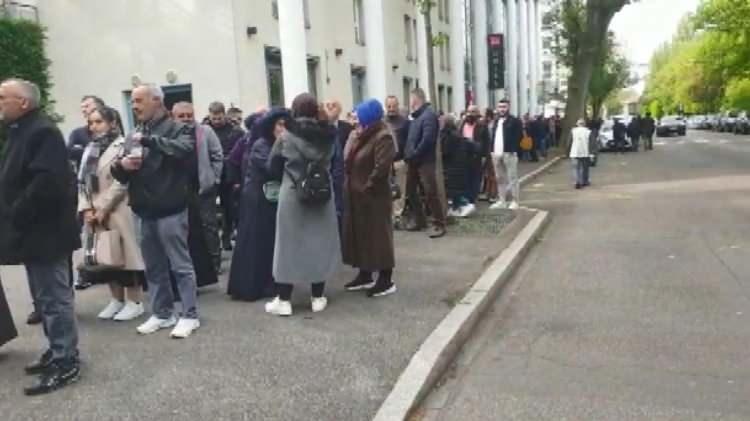<p>Almanya’dan sonra en çok Türk seçmenin bulunduğu Fransa’da oy verme işlemi sürüyor. İsviçre ve Almanya sınırı yakınlarındaki Mulhouse kentinde 8 bin Türk seçmenin, Cumhurbaşkanı ve 28'inci Dönem Milletvekili Genel Seçimleri için oy kullanacağı tahmin ediliyor. </p>