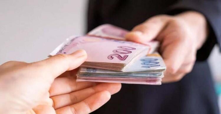 <p>Türkiye'de 27 milyon civarında kayıtlı çalışan bulunuyor. Toplam sigortalarının yüzde 41'i, 7 milyon 131 bini asgari ücretle çalışıyor. Asgari ücret zammı dolaylı olarak tüm vatandaşları ilgilendiriyor.</p>
<p> </p>
