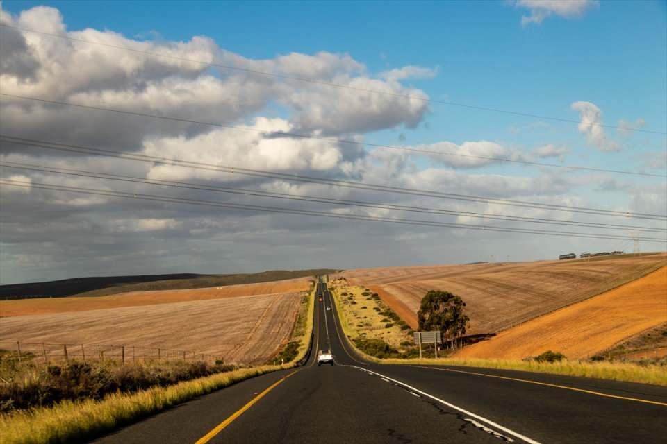 <p> Yaklaşık 400 bin kilometrekarelik yüz ölçümüyle Türkiye'nin yarısından büyük bir alanı kaplayan Karoo, Güney Afrika Cumhuriyeti'nin en gözde doğa turizmi merkezlerinden biri olma özelliği taşıyor.</p>
