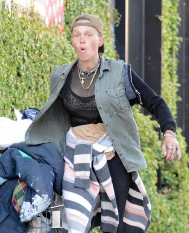 <p><strong>Willison, küçük tekerlekli bir çantayla sokakta çöp toplarken görüntülendi. </strong></p> 