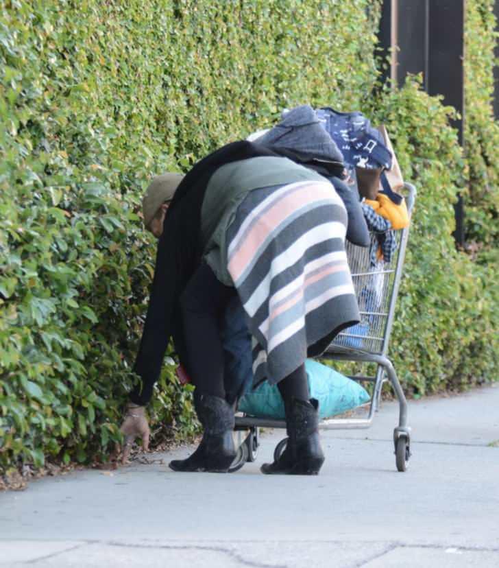 <p><span style="color:#B22222"><strong>YERE DÜŞEN YİYECEKLERİ TOPLADI</strong></span></p> <p><strong>Elinde alışveriş arabasıyla çöplerin içinde yiyecek ararken görüntülenen 39 yaşındaki emekli model Loni Willison, yere düşen yiyecekleri topladı.</strong></p> 