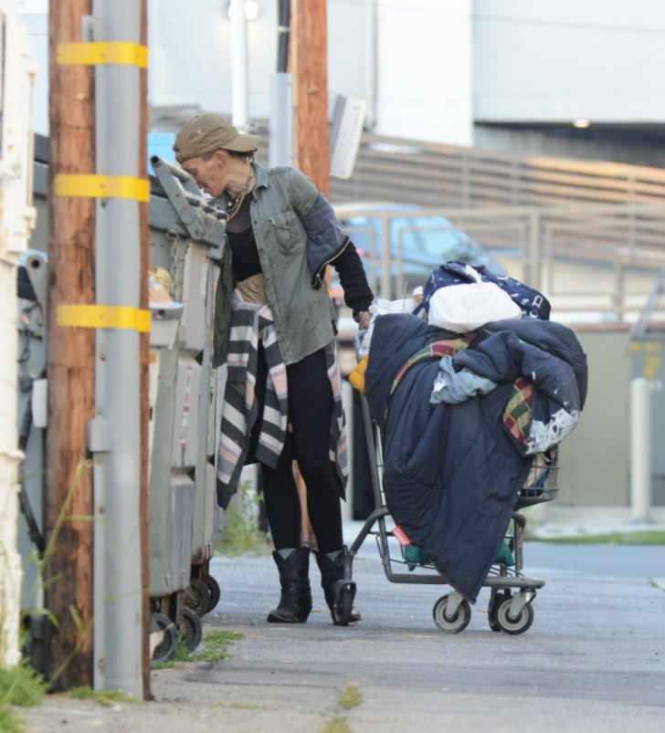 <p><strong>Kaldırımlarda uyuyan ve etraftan geçenlerin verdiği para, eşya ve yiyeceklerle hayata tutunmaya çalışan Loni Willison, bir kez daha çöpleri karıştırıp yemek ararken görüldü.</strong></p> <p> </p> 