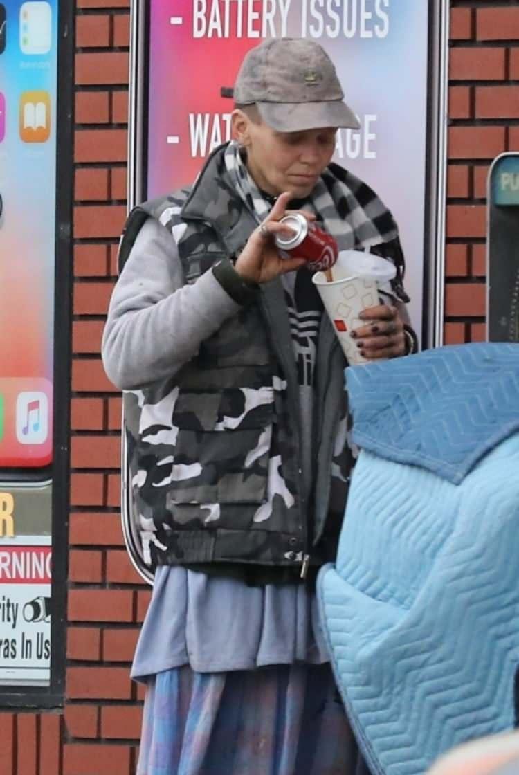 <p><span style="color:#B22222"><strong>"BENİ KÖTÜ İNSANLAR BU HALE GETİRDİ" DEMİŞTİ</strong></span></p> <p><strong>Loni Willison, iki yıl önce kendisine yiyecek ve ayakkabı getiren muhabirlerle sohbet etmiş, kötü insanlar nedeniyle bu hale geldiğini söylemişti. Willison, bu duruma düşmesinin nedenini gösterişli Hollywood yaşantısı ya da uyuşturucu olmadığını belirtmişti. Willison, "Beni bu hale kötü insanlar getirdi" demişti.</strong></p> 