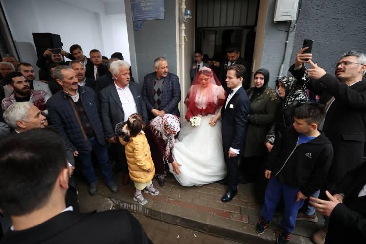 <p>Bunun üzerine Bursa Büyükşehir Belediye Başkanı Alinur Aktaş, bir çiçekçiye Togg'u süsleterek gelin arabası yaptı ve direksiyona geçti.</p>
<p> </p>