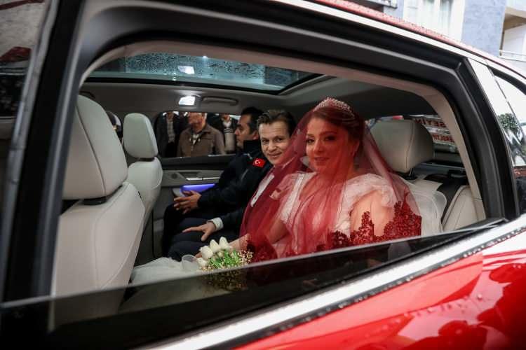 <p>Konvoy eşliğinde gelin Habibe Fatsa Özdemir'in Gemlik'teki evine giden damat Hüseyin Özdemir ve Aktaş, buradan kornalar eşliğinde düğün salonuna geçti.</p>
<p> </p>
