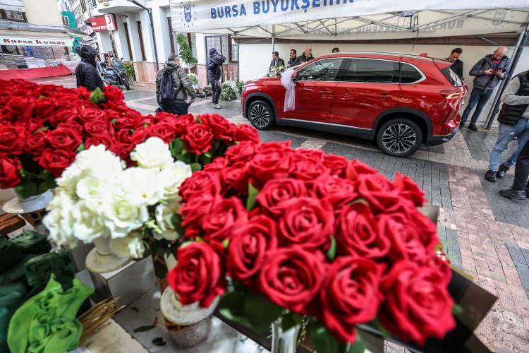 <p>Bursalı Togg'u bir gelin gibi adeta süsledik. İnşallah onların evlilikleri de Togg gibi farklı ve özel olur. Bütün halkımızın gıpta ettiği ve bir an evvel sahip olmak için can attığı Togg aracı, inşallah onların evliliğine hayır ve bereket getirir." diye konuştu.</p>