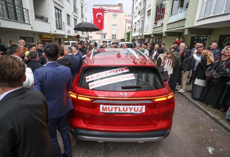 <p>Heyecanlarının kat kat arttığını dile getiren Özdemir, "Çok çok mutlu oldum. Rüyaların gerçek olduğu bir günü yaşıyorum. Sağ olsun Bakanımız bu mutluluğu, iyiliği ve güzelliği layık gördü. Togg ülkemizin gururu. Başta Cumhurbaşkanımız olmak üzere herkese teşekkür ederim." ifadelerini kullandı.</p>
<p> </p>