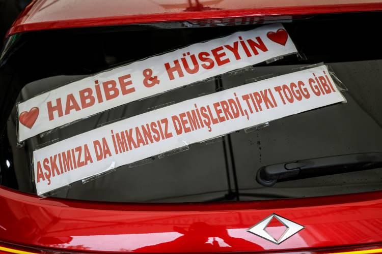 <p>Gelin Habibe Özdemir ise Togg'da güvenlik görevlisi olarak çalıştığını dile getirerek, "Çok heyecanlıyım. Hem üzüntülüyüm hem de çok mutluyum. Aslında Hüseyin ben ilk Togg'a girdiğimde, 'Kırmızı rengini bize versinler de gelin arabası yapalım.' demişti. Bunun üzerine kırmızı Togg gelin arabası oldu. Rabbim nasip etti." dedi.</p>
<p> </p>